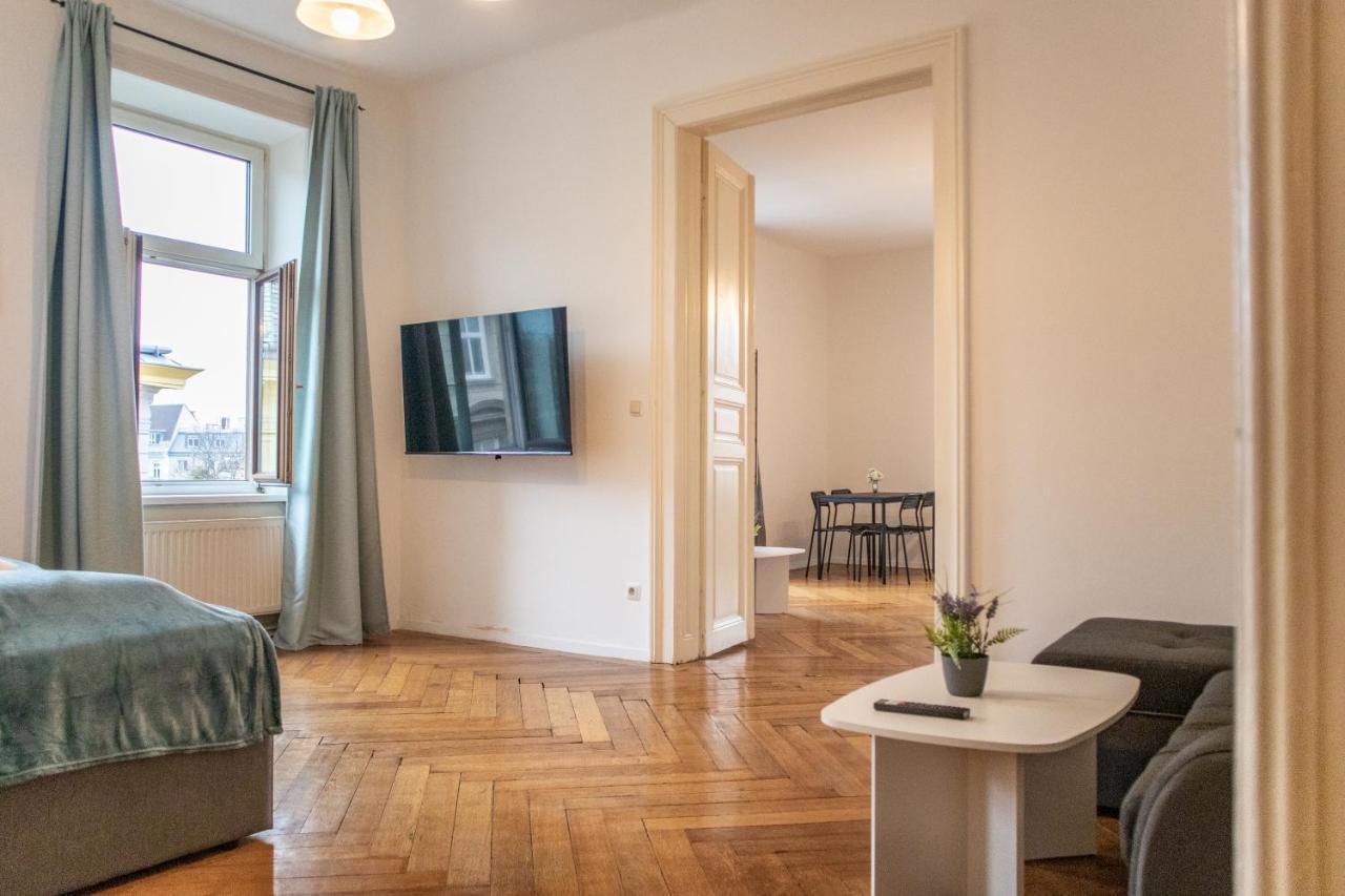 Roomy 2Br Apt. Near Akh -Perfect For Longstays Wina Bagian luar foto