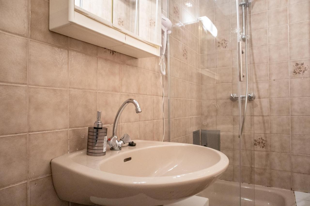 Roomy 2Br Apt. Near Akh -Perfect For Longstays Wina Bagian luar foto